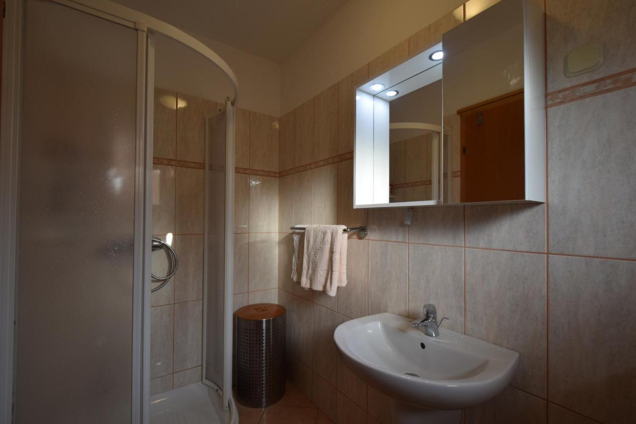 Apartment Jelka Malinska Buitenkant foto