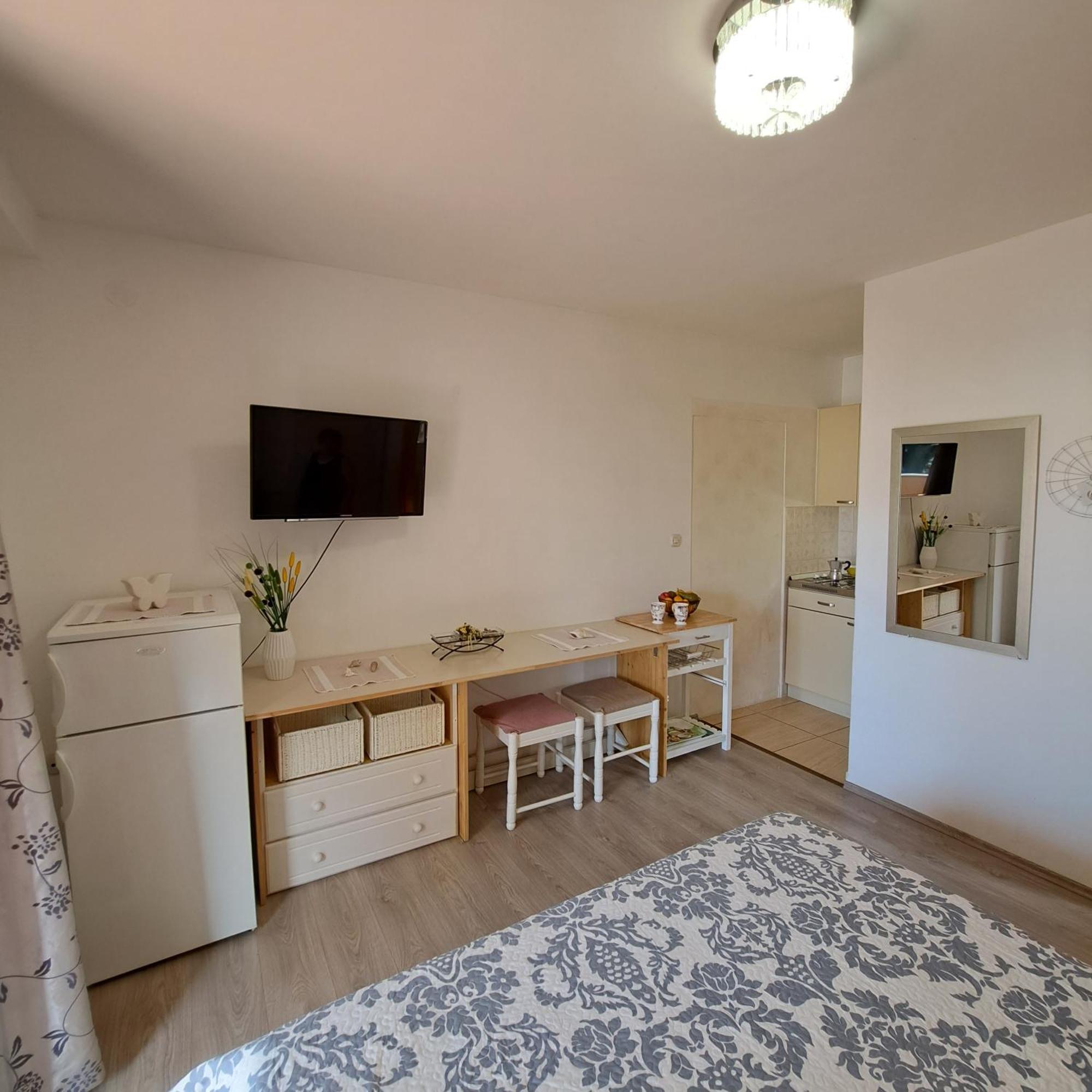 Apartment Jelka Malinska Buitenkant foto